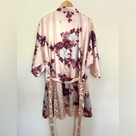 Pink Floral Robe - Silky - Getting Ready - One Size - Wedding - Feminine - Picture 5 of 6